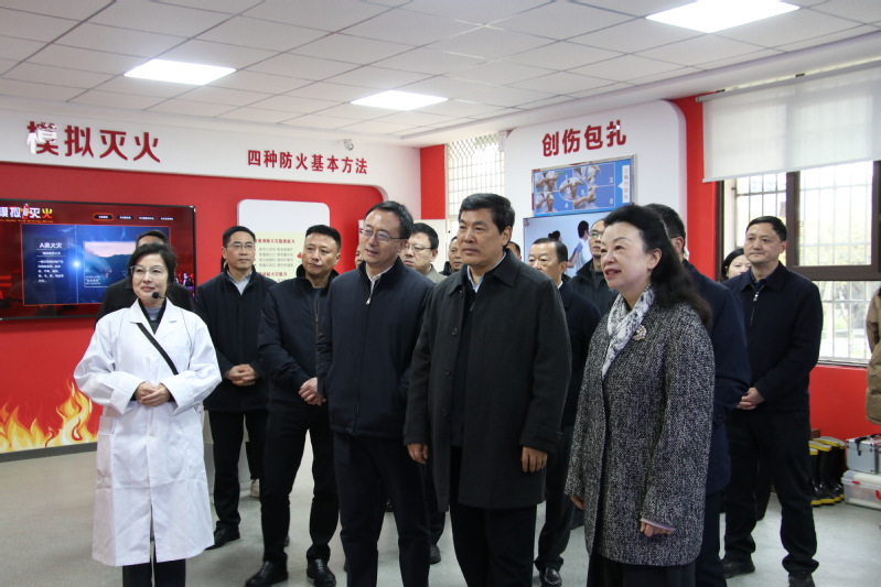 省人大常委会党组副书记、副主任...